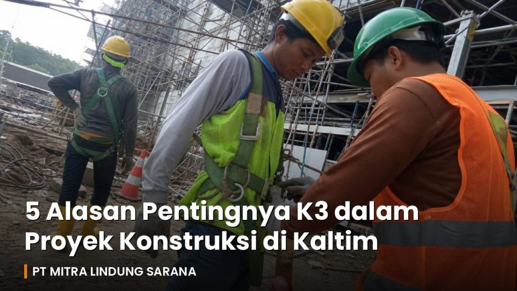 Pekerja konstruksi mengenakan APD lengkap dan safety harness menerapkan K3 di proyek Kaltim