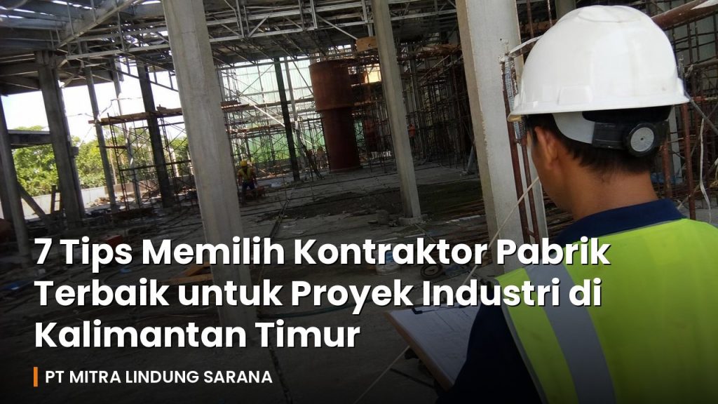 Supervisor proyek memeriksa lokasi konstruksi pabrik industri di Kalimantan Timur