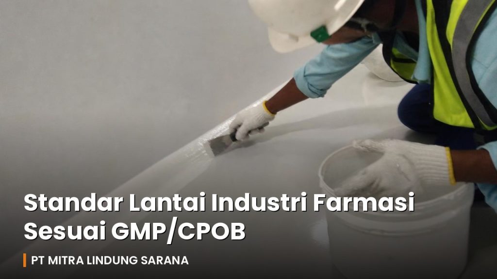 Pekerja mengaplikasikan epoxy self-leveling coving pada lantai clean room farmasi