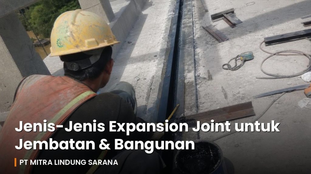 Pekerja memeriksa dan memasang expansion joint metal pada deck jembatan beton di Kalimantan Timur