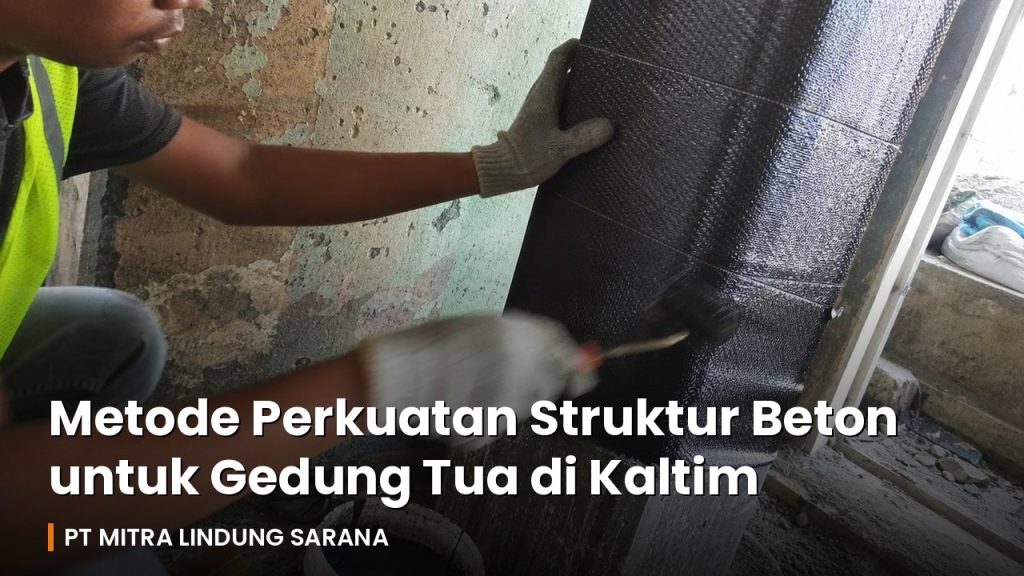 Pekerja memasang lembaran carbon fiber CFRP pada kolom beton untuk perkuatan struktur gedung tua di Kaltim