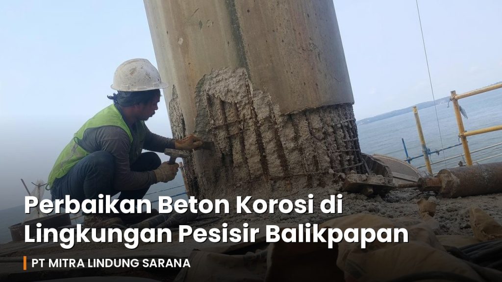 Pekerja memperbaiki beton korosi dengan rebar berkarat di bangunan pesisir Balikpapan
