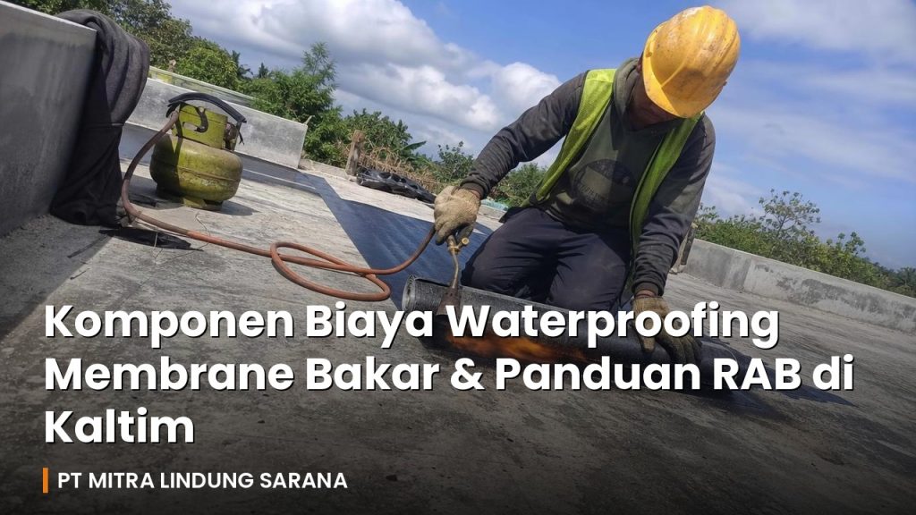 Pekerja aplikasi waterproofing membrane bakar dengan gas torch di atap beton proyek Kaltim.