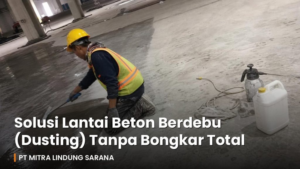 Pekerja proyek mengaplikasikan pengeras kimia pada lantai beton berdebu menggunakan squeegee, mengenakan helm dan rompi hi-vis