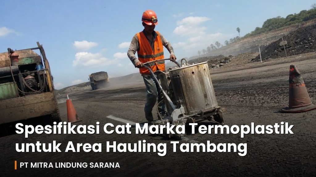 Pekerja mengaplikasikan cat marka termoplastik dengan alat dorong di jalan hauling tambang Kalimantan Timur