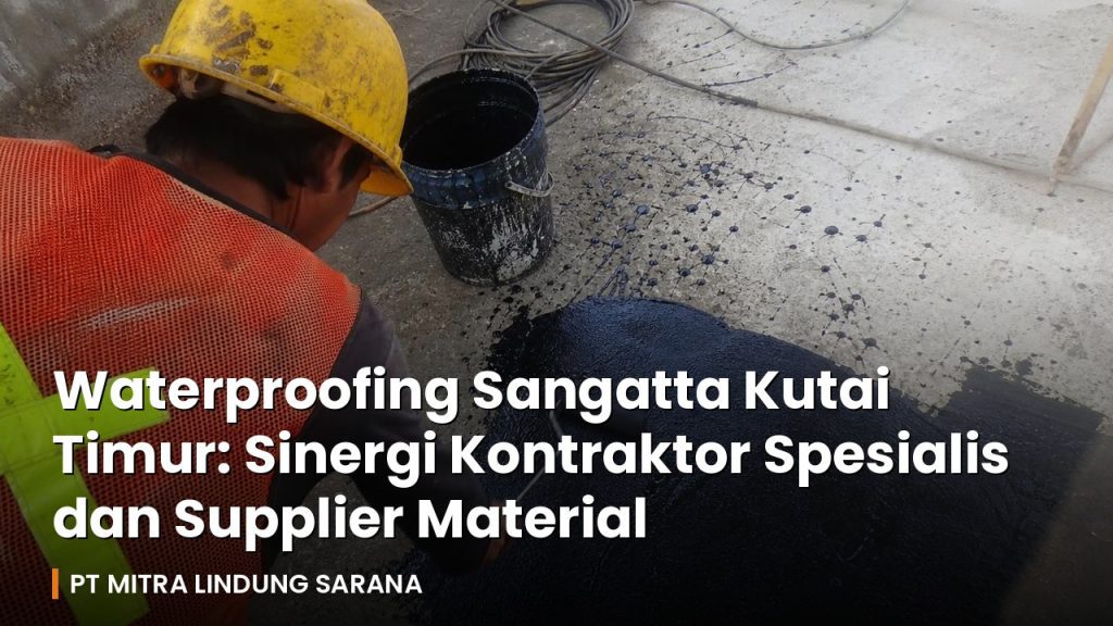 Pekerja konstruksi mengaplikasikan coating waterproofing pada struktur beton di proyek Sangatta Kutai Timur