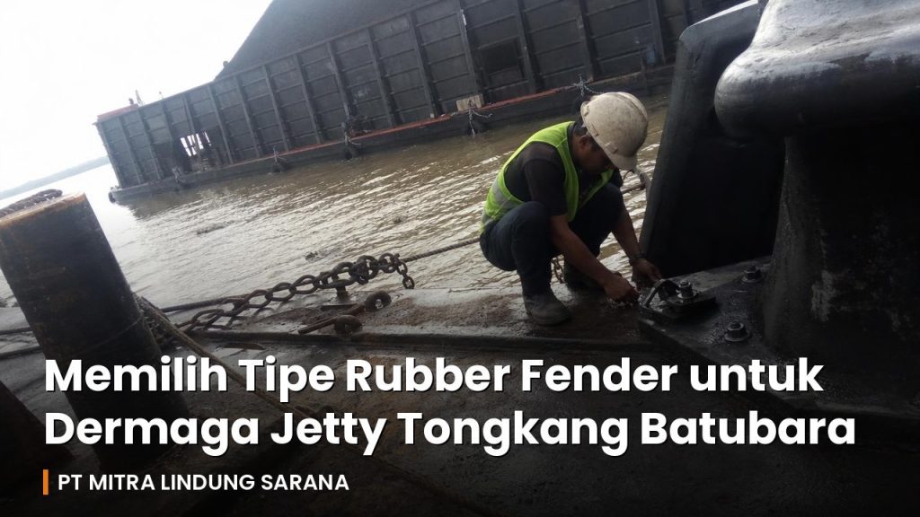 Pekerja dermaga memeriksa rubber fender terpasang di tepi jetty tongkang batubara di Kalimantan