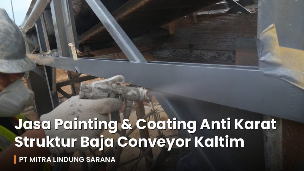 Pekerja menyemprot cat epoxy anti karat pada struktur baja conveyor industri di Kaltim