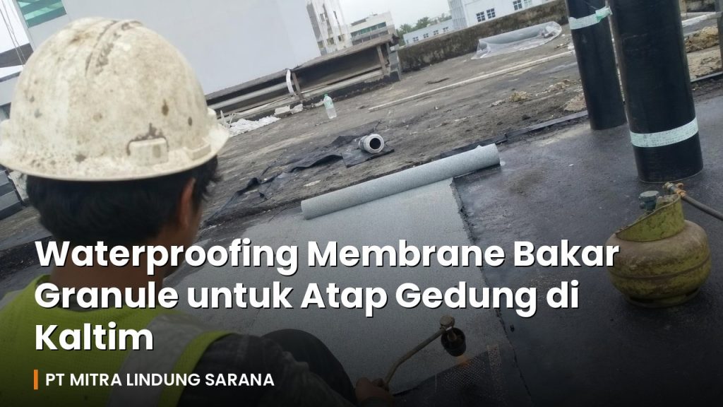 Pekerja MLS mengaplikasikan waterproofing membrane bakar granule dengan torch-on di atap gedung Kaltim