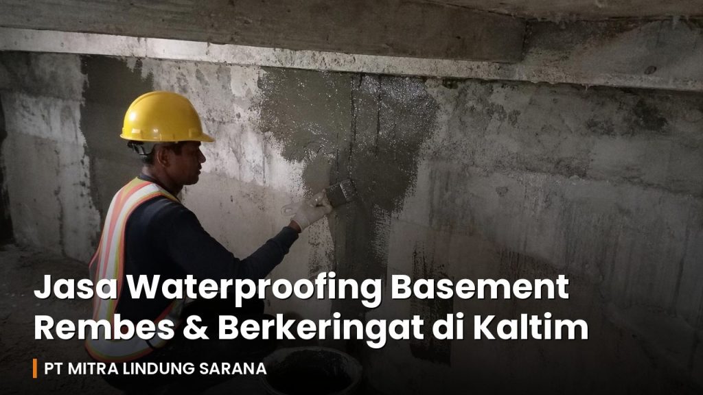 Pekerja Indonesia mengaplikasikan pelapis waterproofing pada dinding basement yang rembes di Kaltim