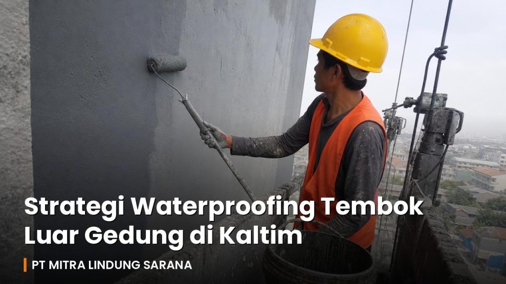 Pekerja proyek mengaplikasikan lapisan waterproofing pada tembok luar gedung tinggi di Kalimantan Timur