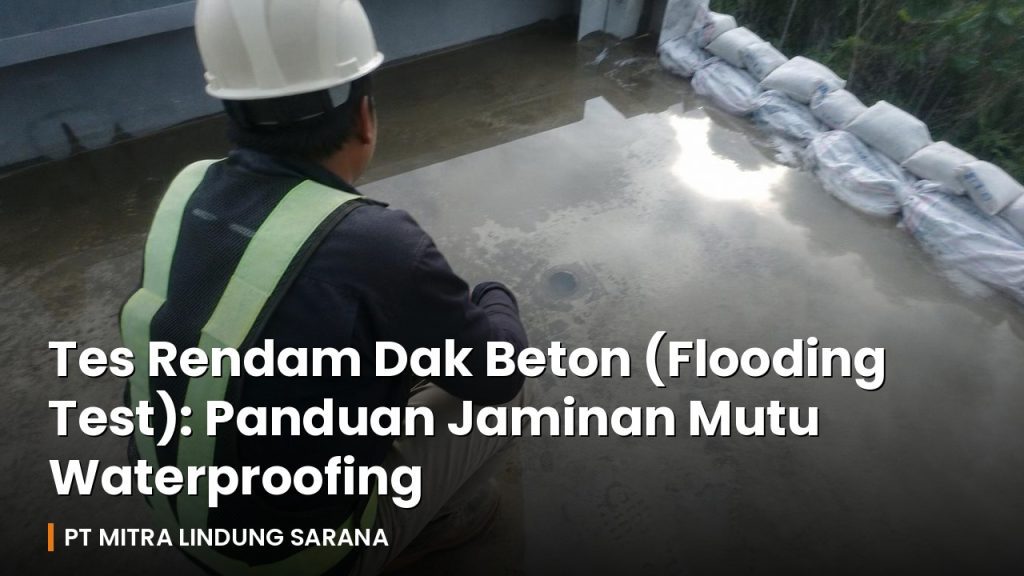 Pekerja memeriksa genangan air saat tes rendam (flooding test) pada dak beton proyek di Kaltim