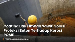 Tangan dengan sarung tangan mengaplikasikan mortar high-strength ke tepi loading ramp sawit yang retak, foto HP candid jobsite.