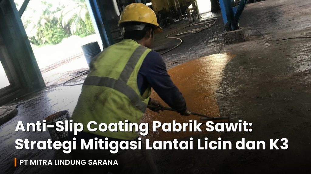 Pekerja ber-APD helm kuning dan rompi hi-vis mengaplikasikan anti-slip coating oranye di lantai pabrik kelapa sawit dengan squeegee, foto candid jobsite.