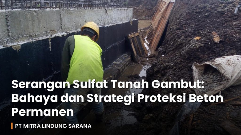 Pekerja memeriksa pondasi beton berlapis membrane waterproofing hitam di galian tanah gambut basah, proyek Kalimantan.