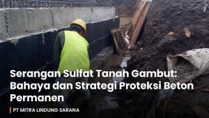 Pekerja memeriksa pondasi beton berlapis membrane waterproofing hitam di galian tanah gambut basah, proyek Kalimantan.