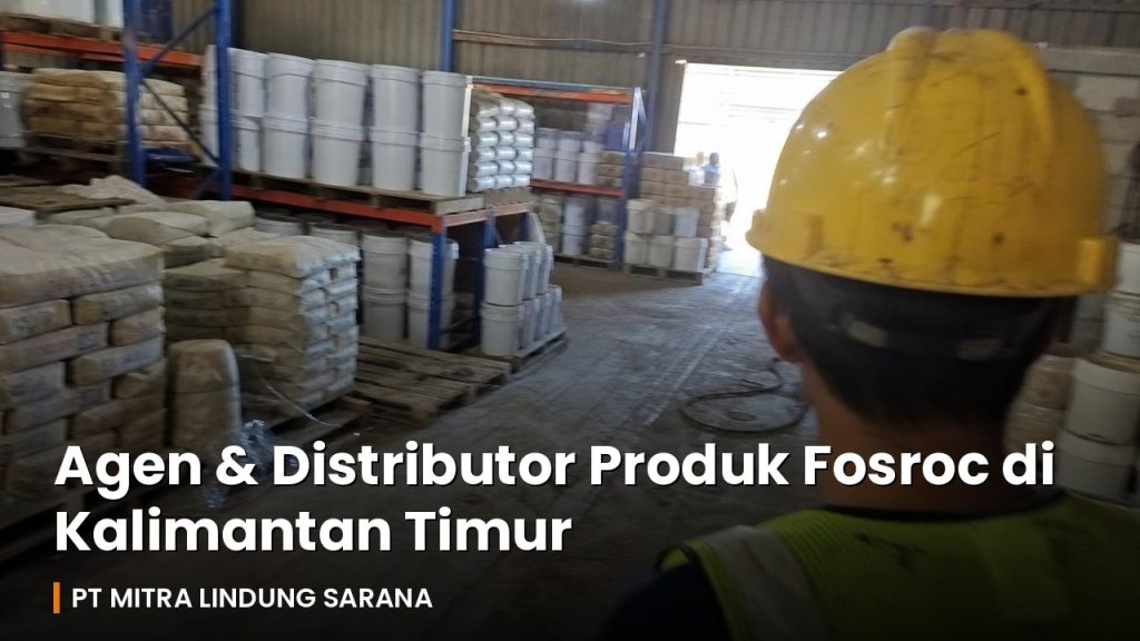 Pekerja gudang ber-APD memeriksa rak material bangunan dan drum produk di gudang distribusi Kalimantan.