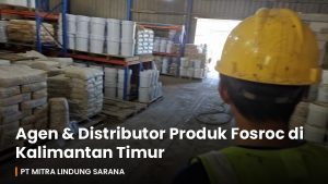 Pekerja gudang ber-APD memeriksa rak material bangunan dan drum produk di gudang distribusi Kalimantan.