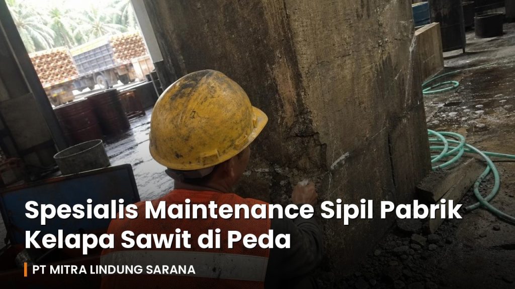 Pekerja memeriksa kolom beton rusak di pabrik kelapa sawit Kalimantan, foto candid pekerjaan maintenance sipil