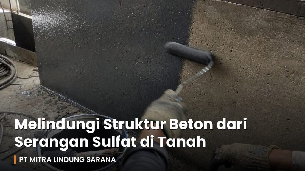 Pekerja mengaplikasikan coating proteksi pada dinding beton di jobsite, foto candid pekerjaan aplikasi material pelapis