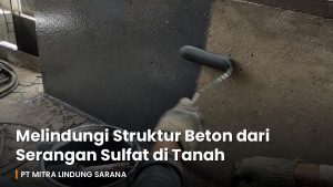 Pekerja mengaplikasikan coating proteksi pada dinding beton di jobsite, foto candid pekerjaan aplikasi material pelapis