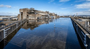 Proses penggenangan air (Flooding Test) pada dak beton untuk memverifikasi kekedapan lapisan waterproofing.