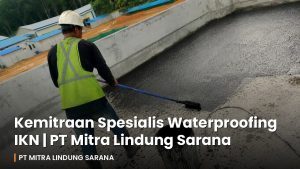 Pekerja MLS mengaplikasikan lapisan waterproofing pada beton di proyek konstruksi area IKN Kalimantan